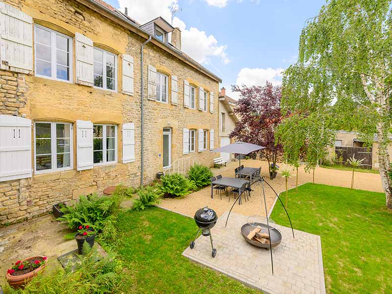 Le grand jardin du gîte des Dix Potiers à Raucourt et Flaba dans les Ardennes